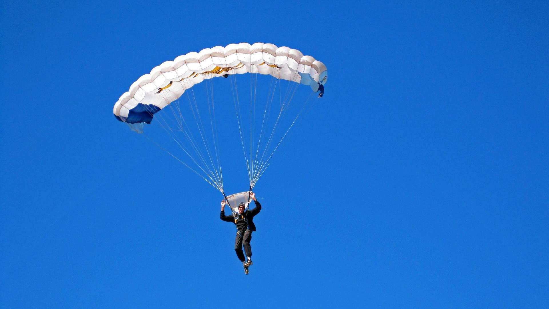 爱爱游戏-乔治·巴尔：凭借他的精准判断，全黑队进攻和防守能够无缝对接